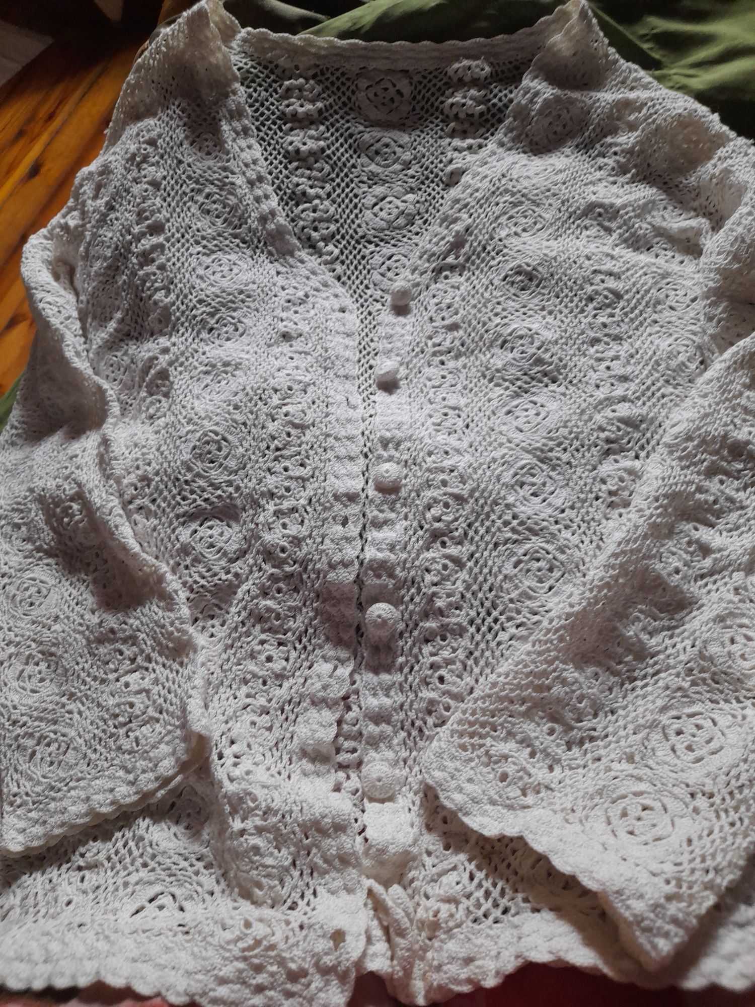 Sweter robiony na szydełku