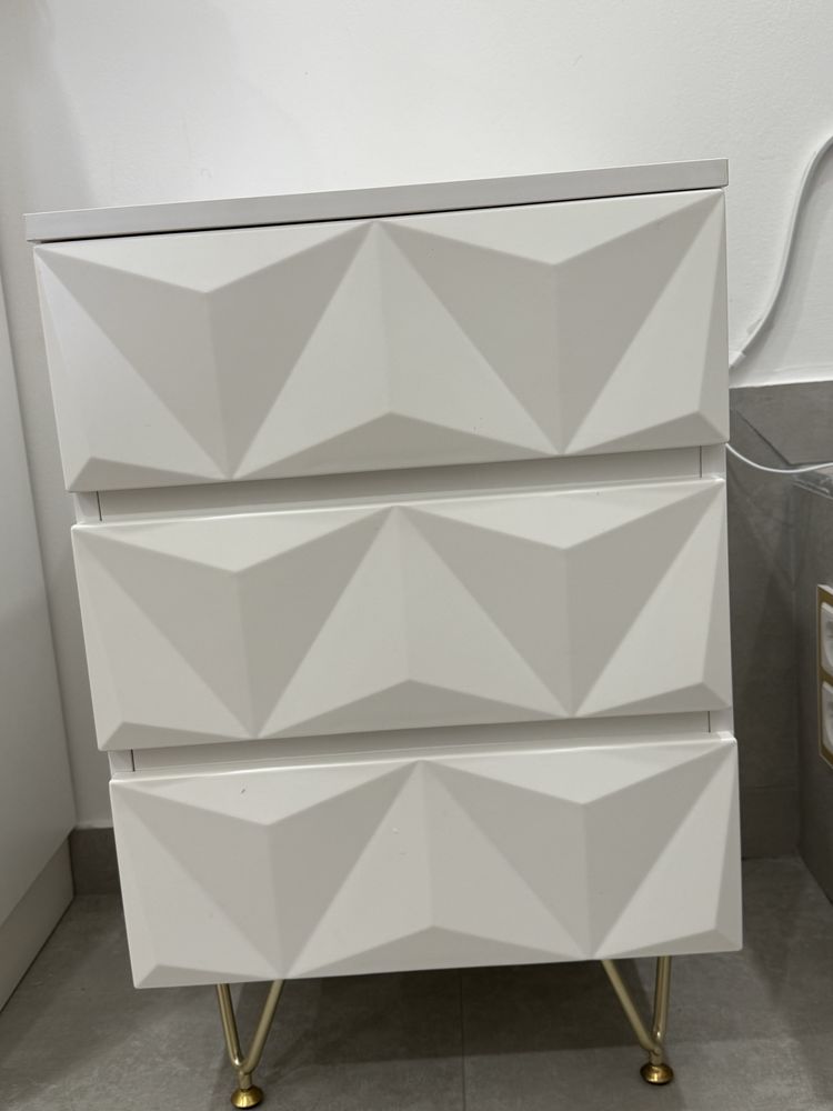 Movel branco e dourado