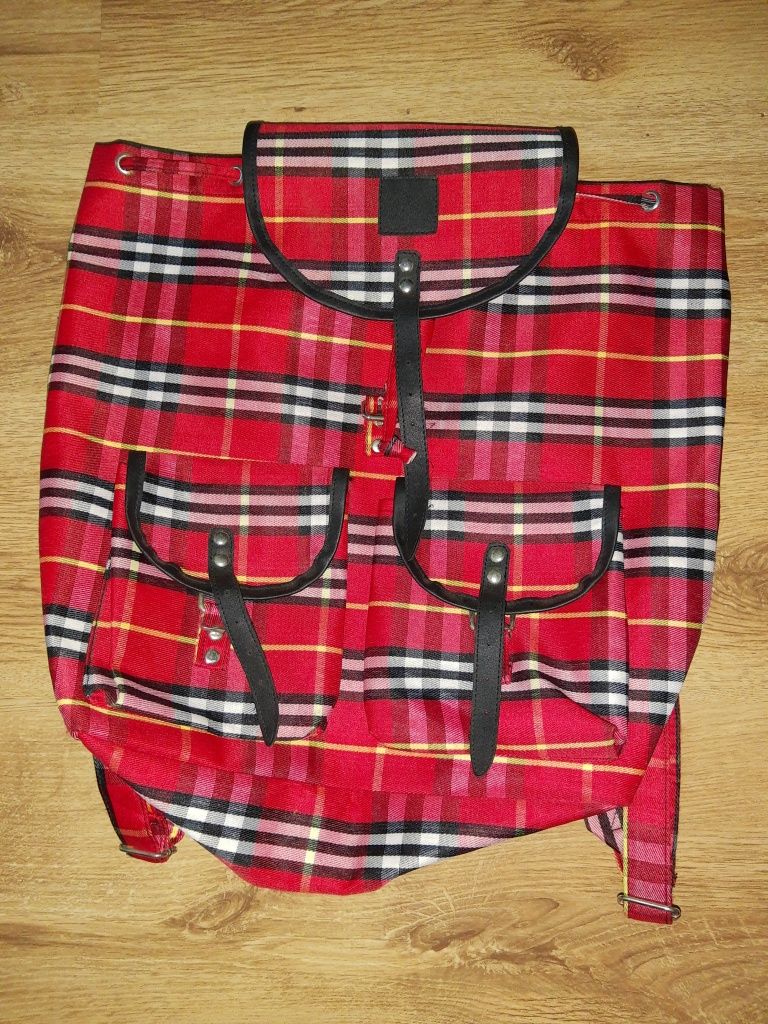 Plecak czerwony w szkocką kratę kultowy
