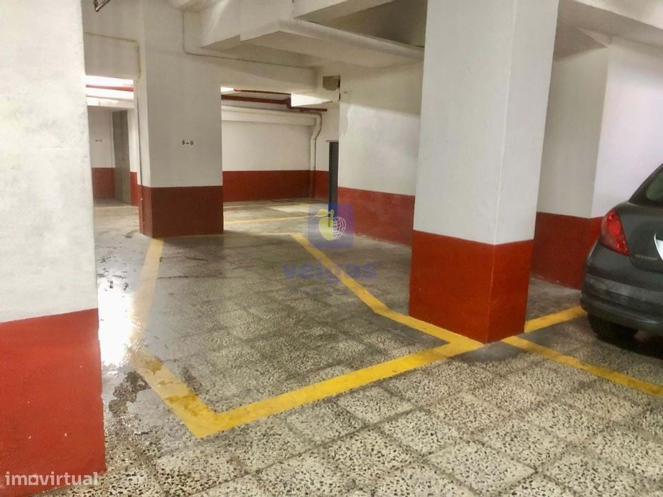 Parqueamento 1 Carro ou Motas, Benfica, Pedralvas