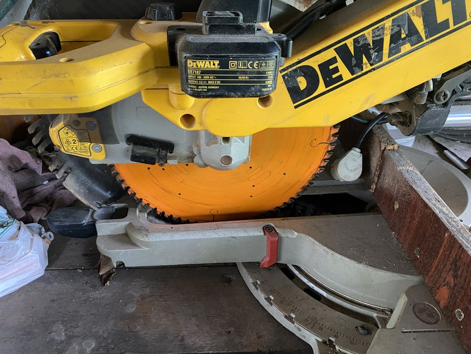Торцовочна пила DeWalt DW 718-qs (305 мм)