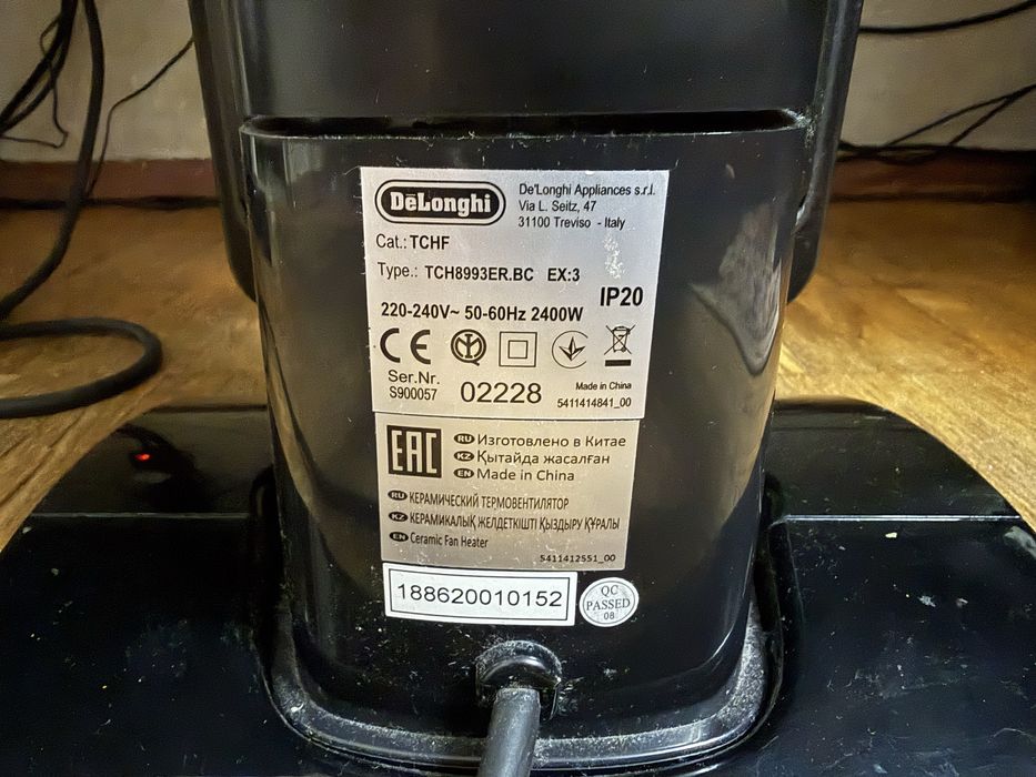 DeLonghi TCH8993ER.BC — керамічний тепловентилятор з пультом