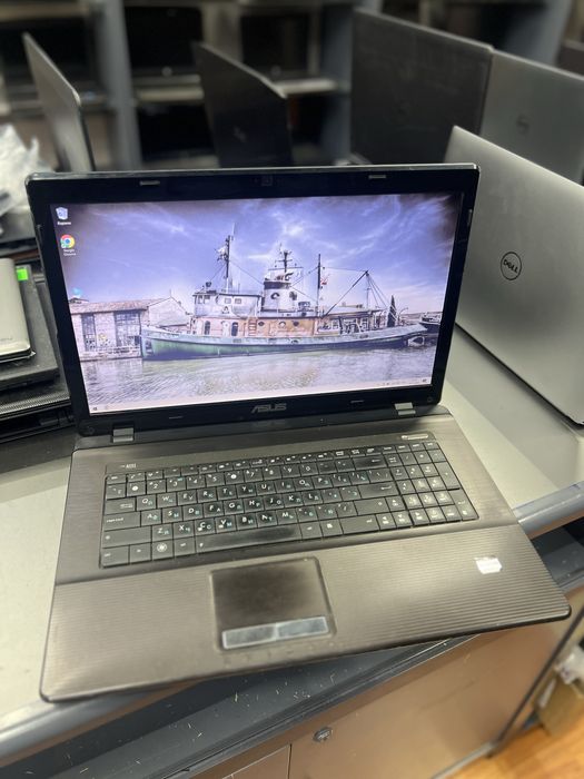 Ноутбук с огромным экраном 17.3 дюйма Asus