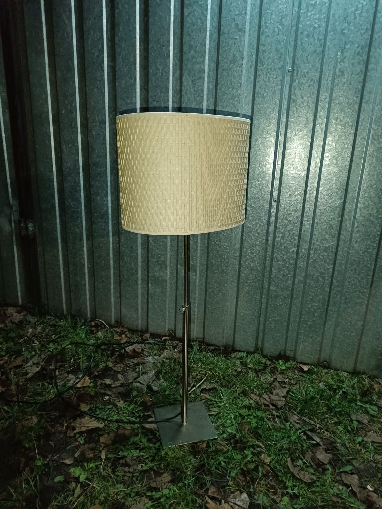 Lampa IKEA stojącą