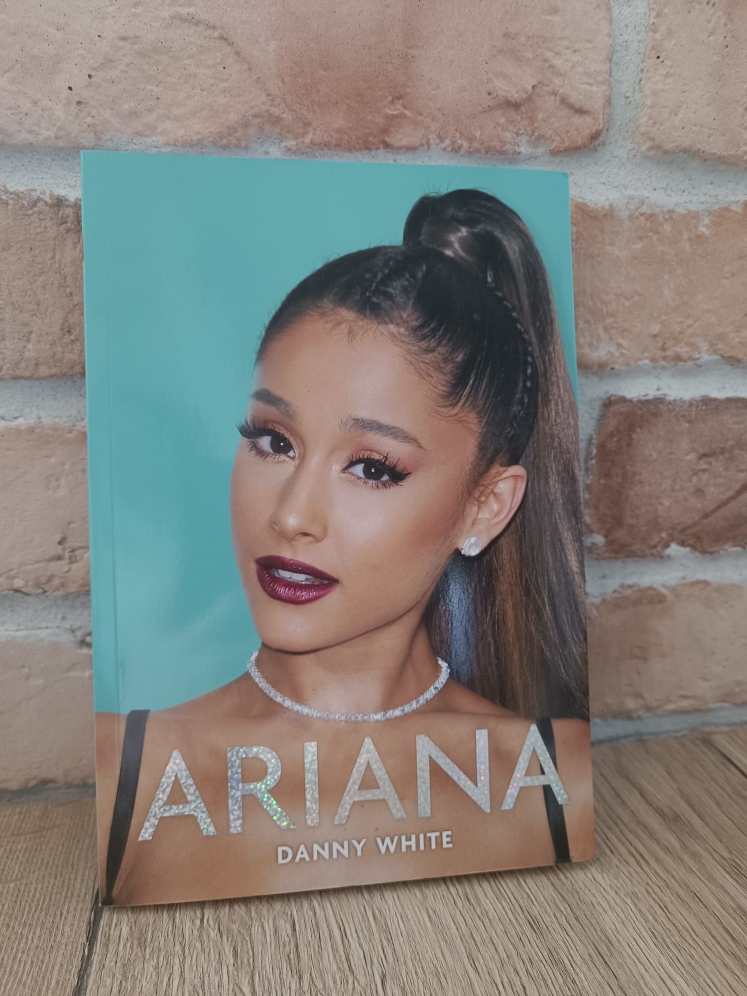 Zestaw dla fana Ariany Grande - płyty CD i książka