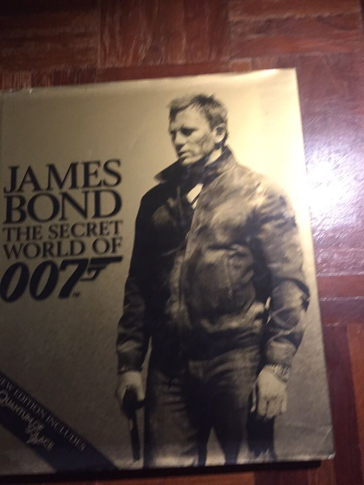 “James Bond: The Secret World of 007” de Alastair Dougall