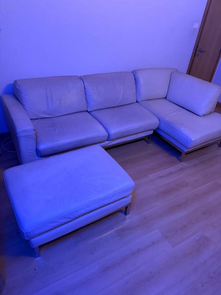 Sofa 3 lugares com outro extra de pele cor bege