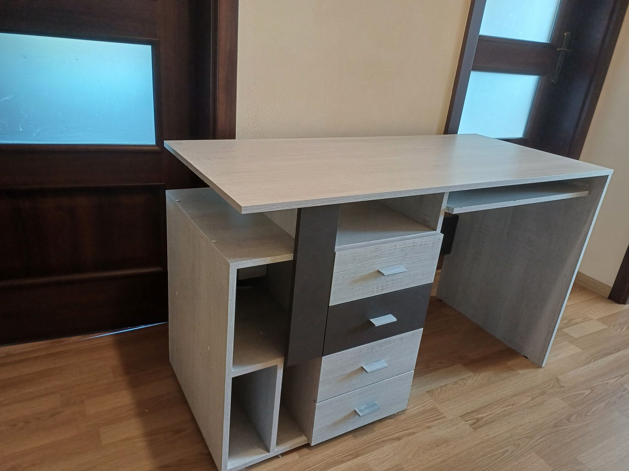 Komplet: biurko, szafka stojąca i szafka wisząca nad biurkiem