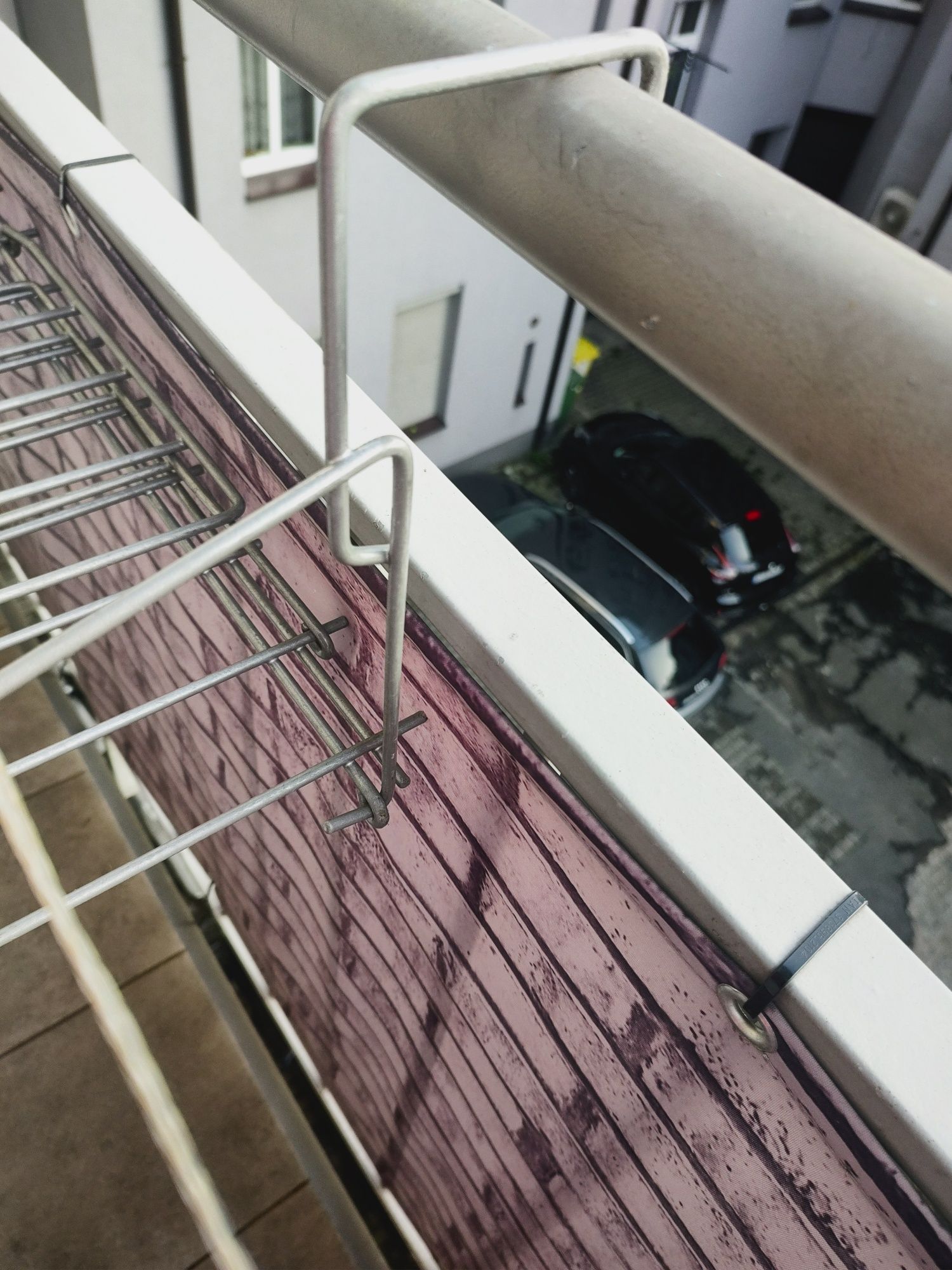 Suszarka balkonowa zawieszana na balustradzie