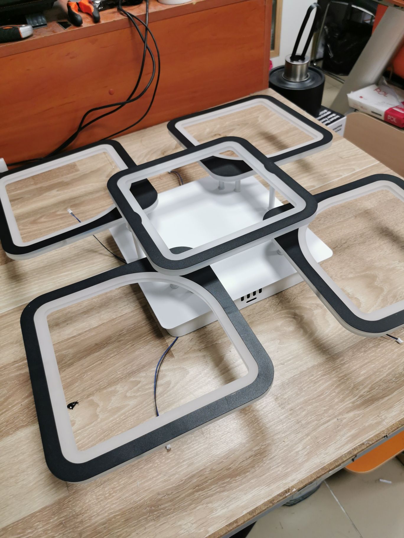Nowoczesna lampa sufitowa z pilotem LED