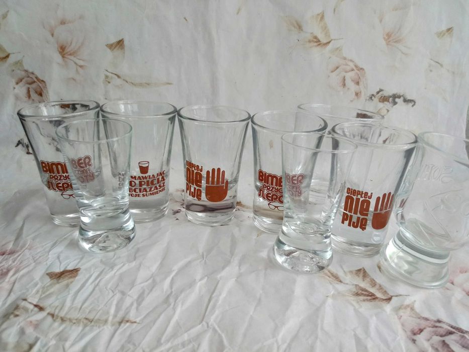 Zestaw kieliszki do wódki alkoholu Paka 9 sztuk Stan bdb Komplet