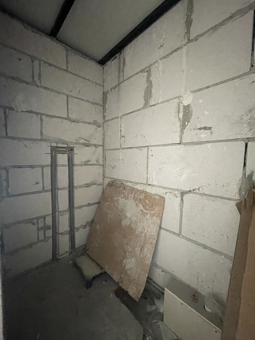 Продам дворівневу з чорновим ремонтом м. Академіка Павлова