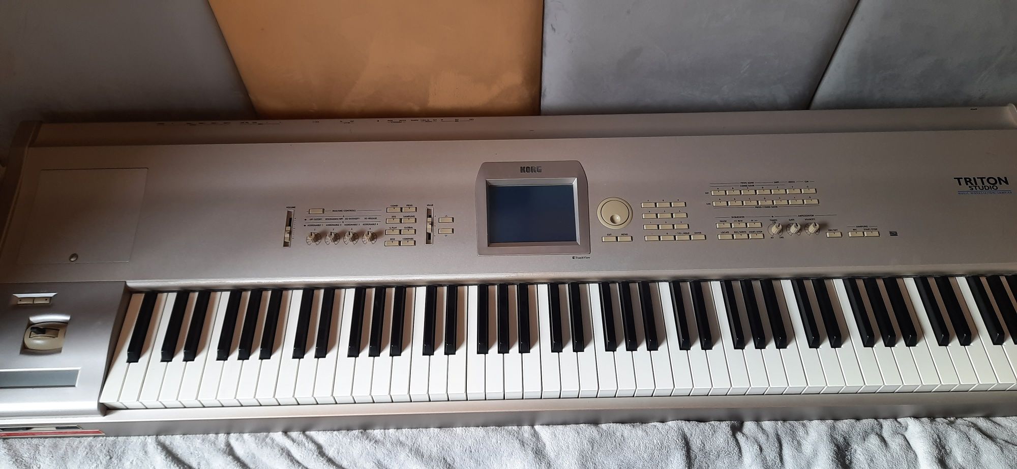 Keyboard, Korg Triton Studio Music Workstation / Sample