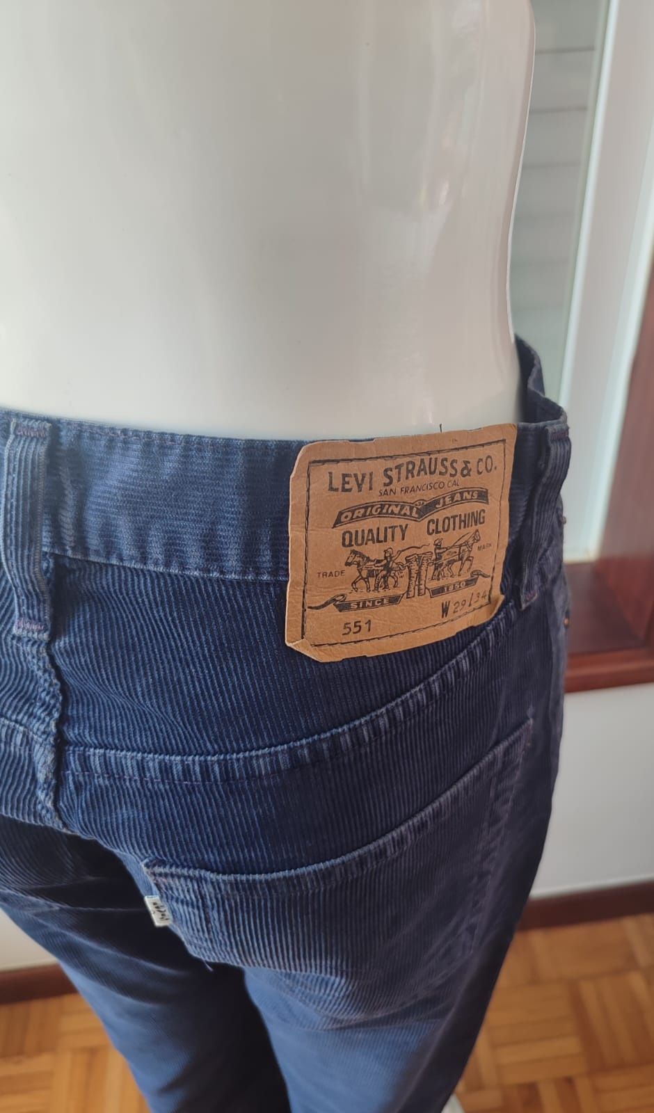 Calças Levi's de bombazine azul

- Tamanho L

Os portes são a cargo do