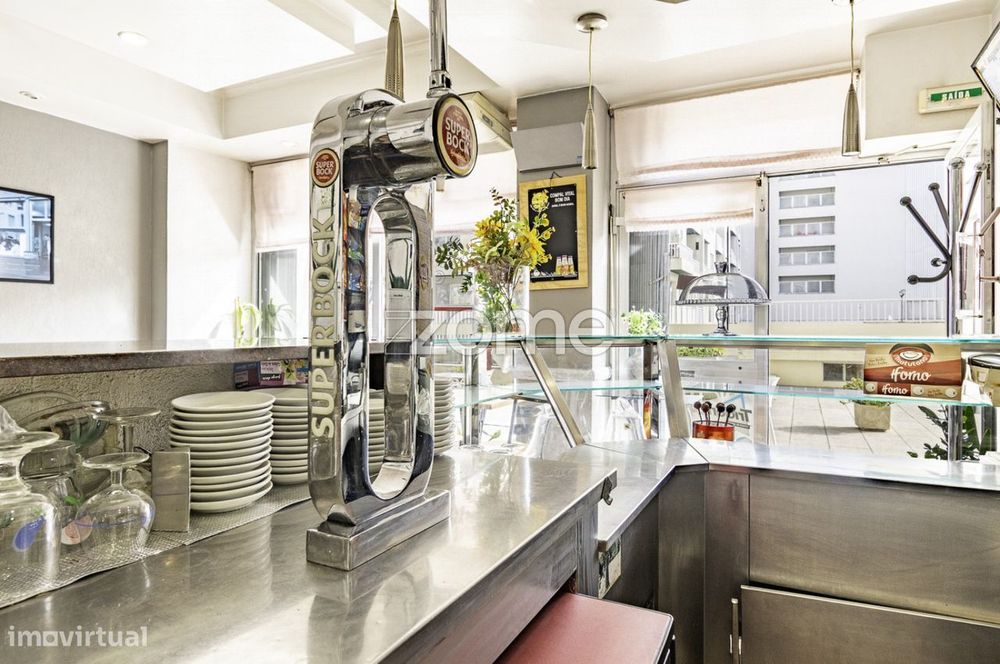Café com esplanada em Damião de Góis, Porto