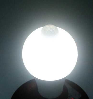 Żarówka 12W z czujnikiem ruchu sensor PIR LED, 850 lumenów NOWA