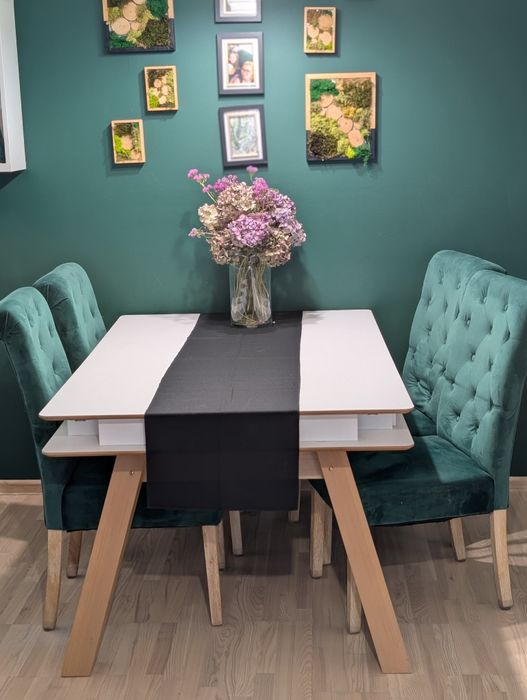 Krzesła zielone welurowe, drewniane nogi