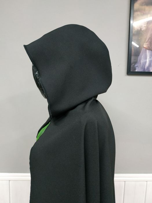 Czarna peleryna z kapturem