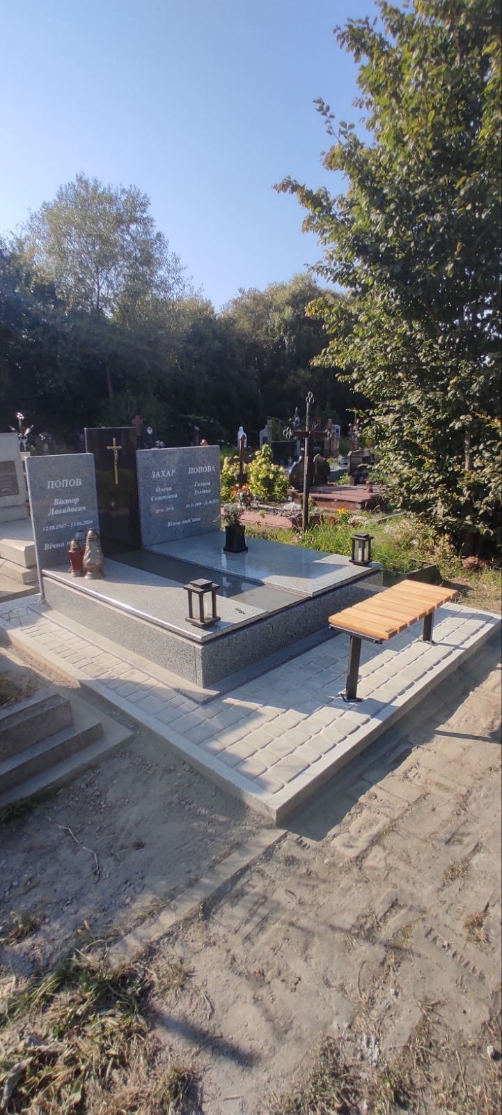 Бруківка довкола пам'ятника , гранітна бруківка , тротуарна плитка.