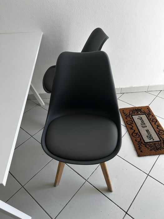 Secretaria IKEA com 3 cadeiras