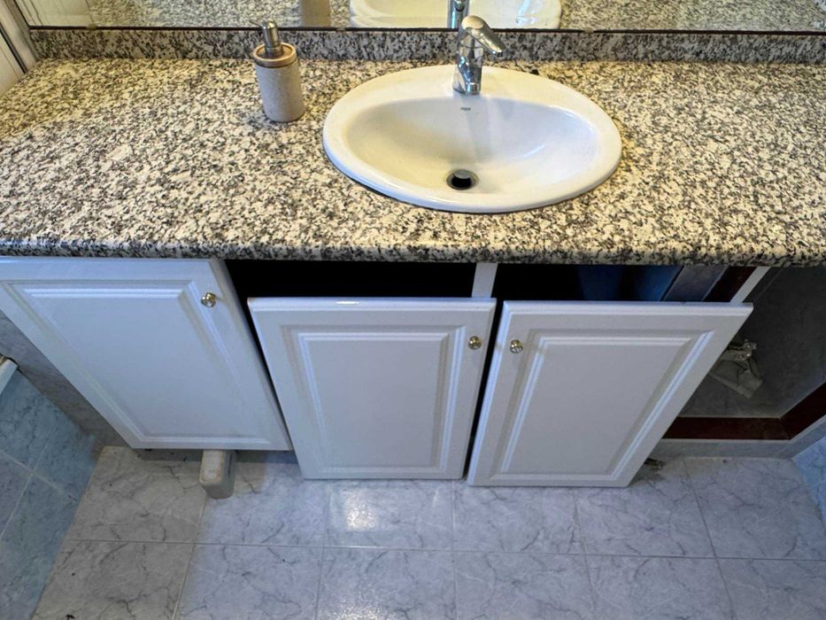 Bancada de wc em granito com lavatório e quatro portas