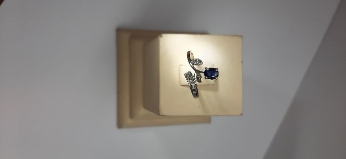 Золотое кольцо из белого золота с бриллиантами и сапфиром