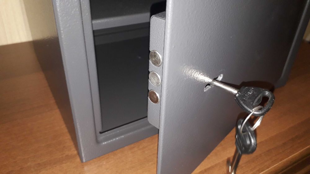 Сейф АІКО модель Т 280 KL