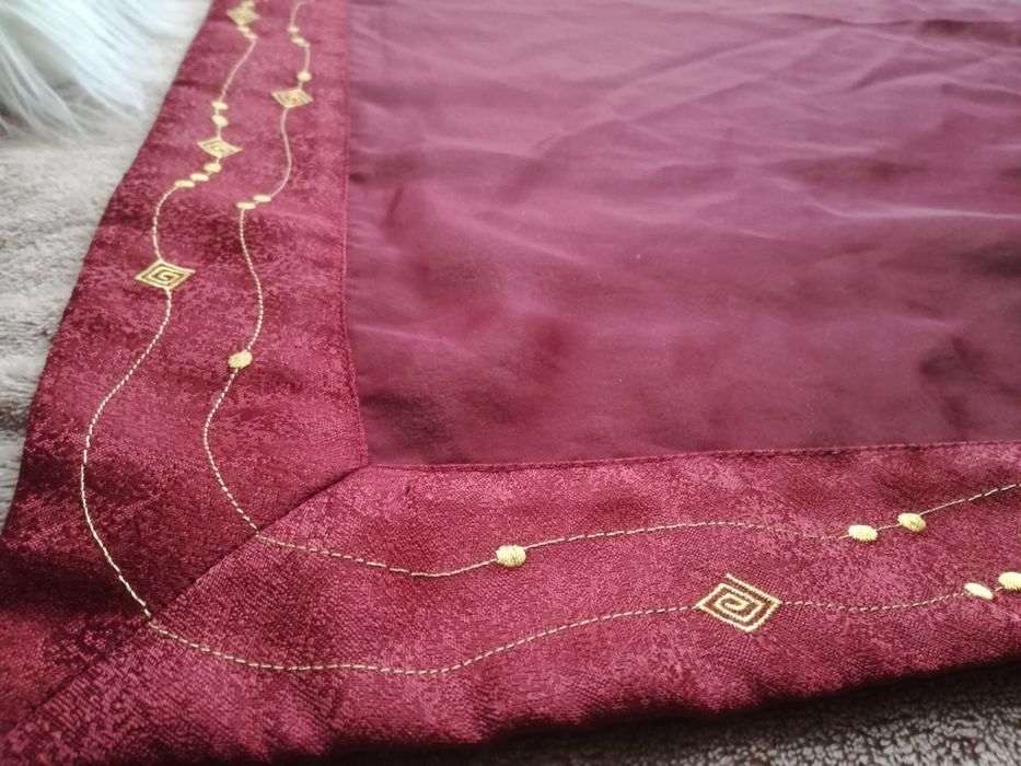 Bordowy obrus serweta na mały kwadratowy stolik 85 cm x 85 cm Ikea