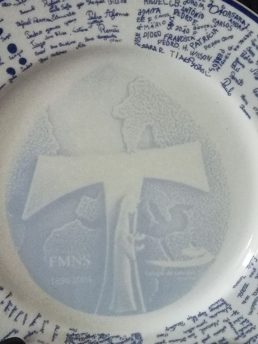 Belo prato de porcelana comemorativo