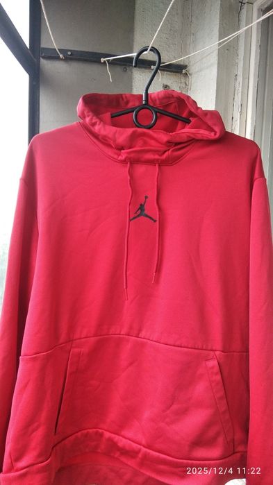 Продам кофту фирмы джордан, эластик, состояние отличное.