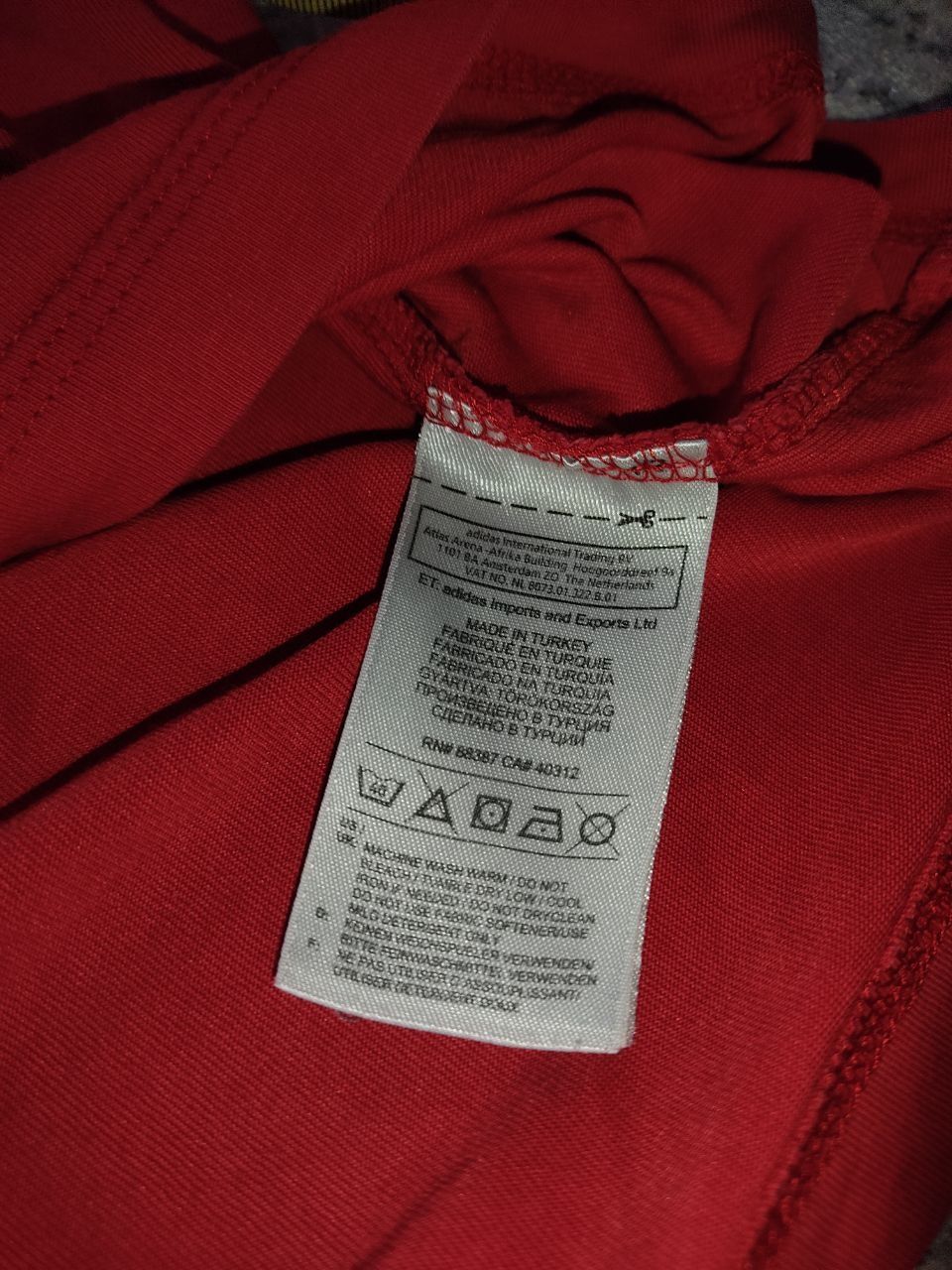червона футболка adidas