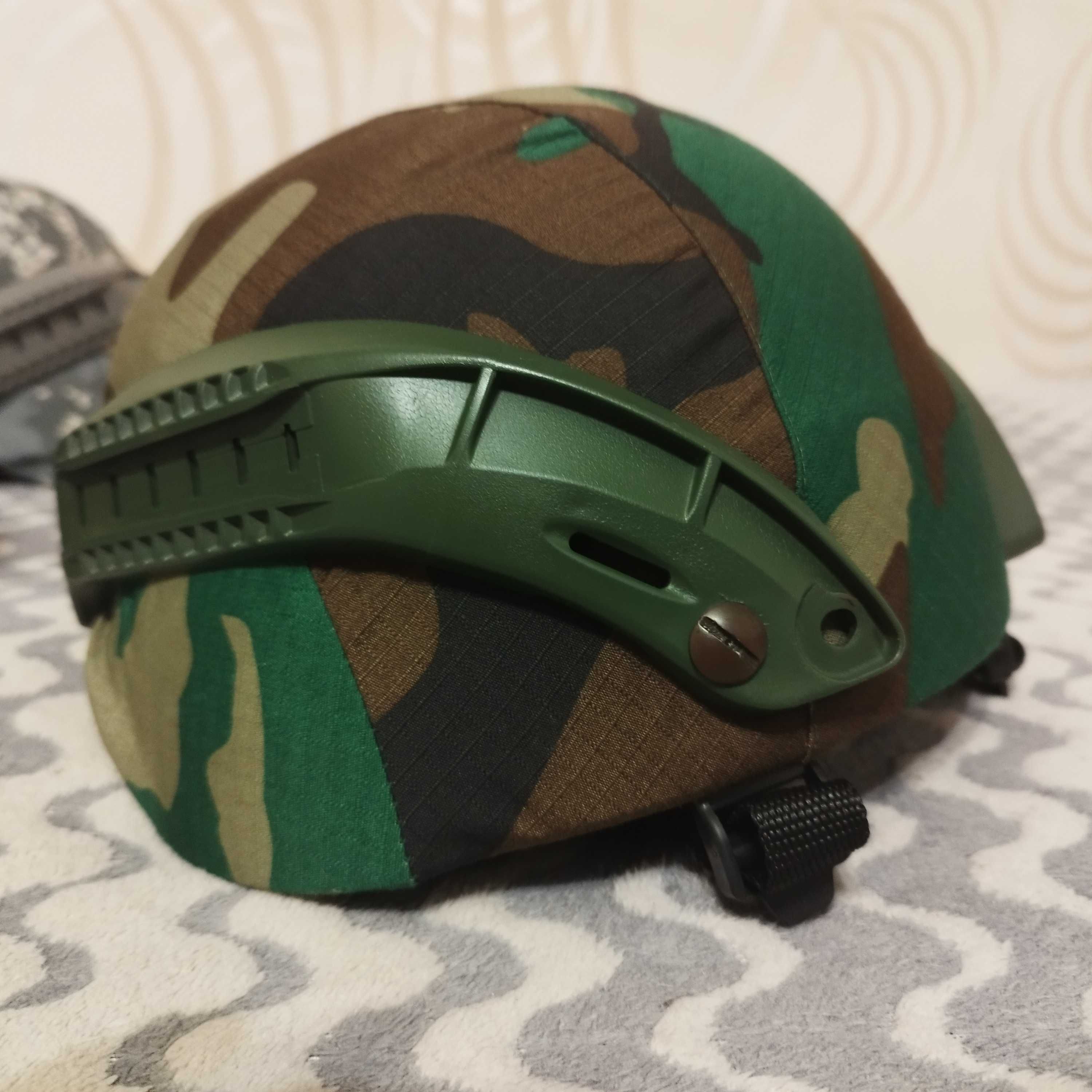 Replika hełmu MICH2000 w pokrowcu maskującym