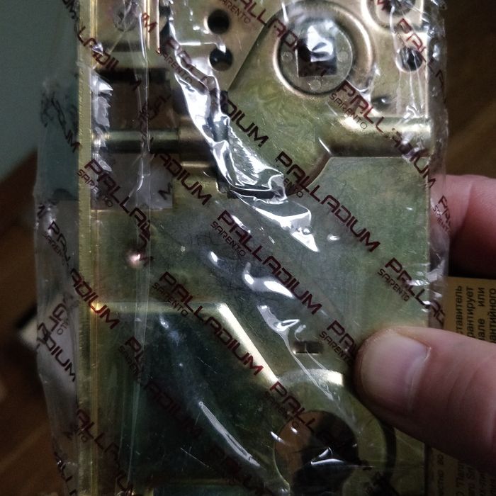 Дверные ручки, замки, фурнитура