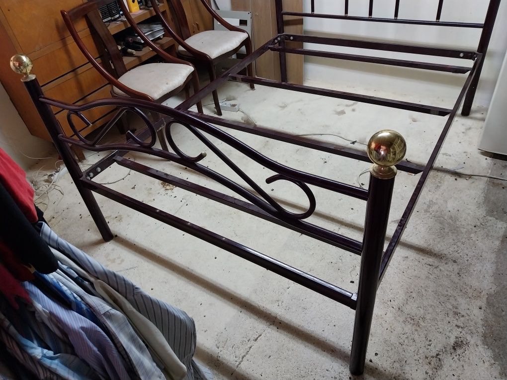 Cama de casal completa.