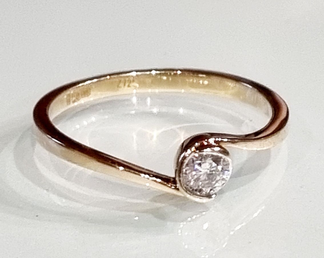 Золотое кольцо с бриллиантом ct 0,16