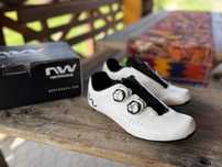 Buty szosowe NORTHWAVE Revolution 3 białe - carbon - JAK NOWE - r. 42