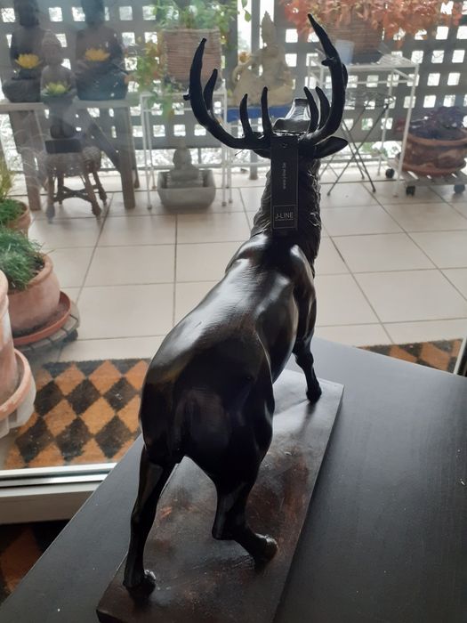 Elegancką figurka jelenia na podstawce marki J-Line