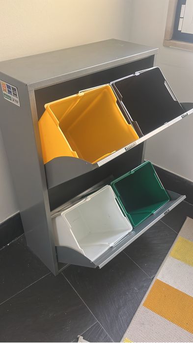 Movel para separar o reciclagem