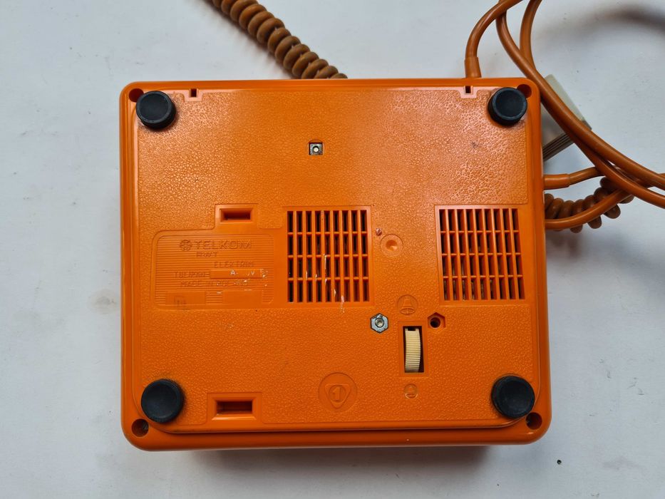 Kultowy Model z Obrotową Tarczą w Energetycznym Pomarańczu Telefon PRL