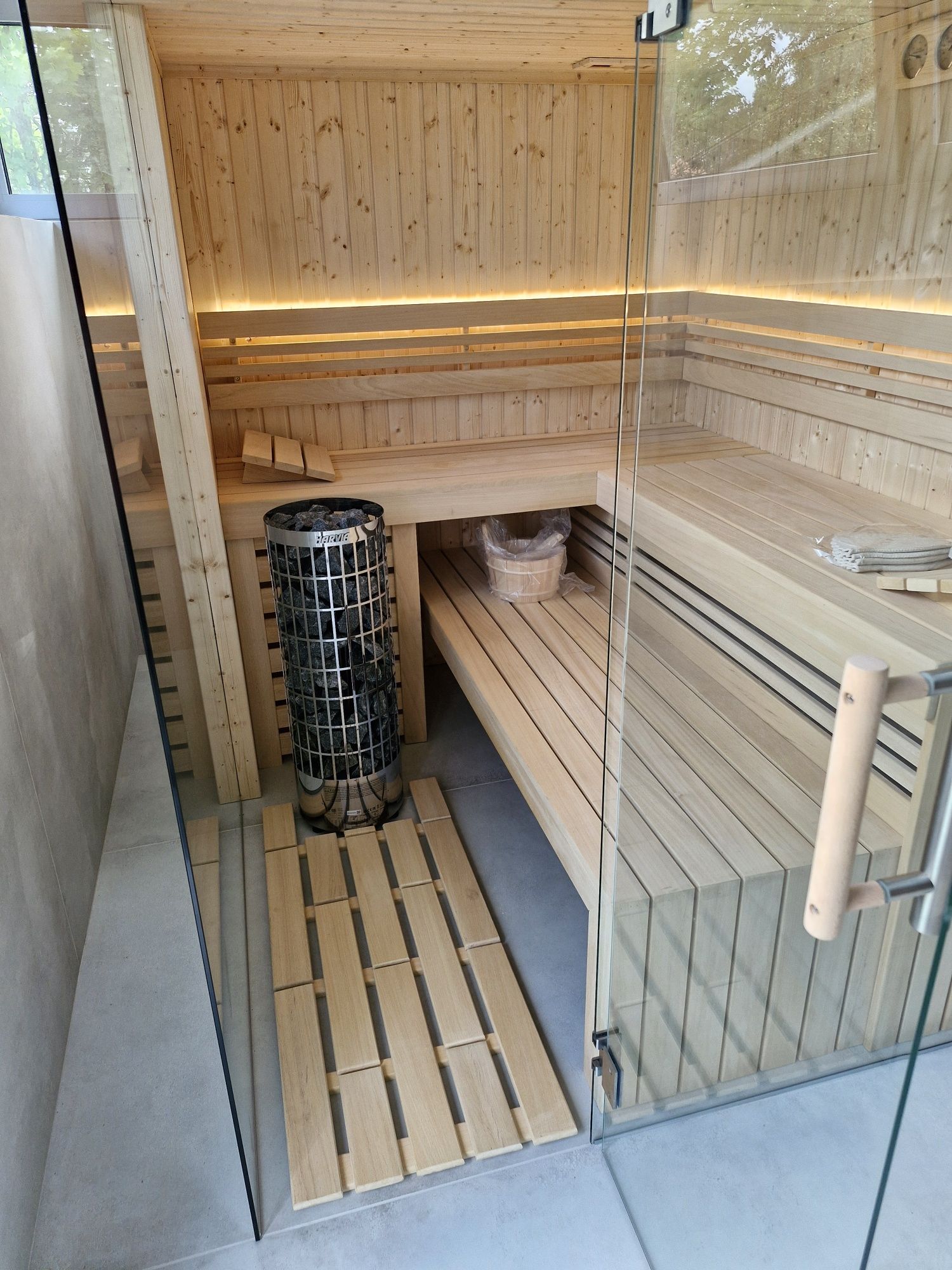Sauna fińska z przeszkleniem