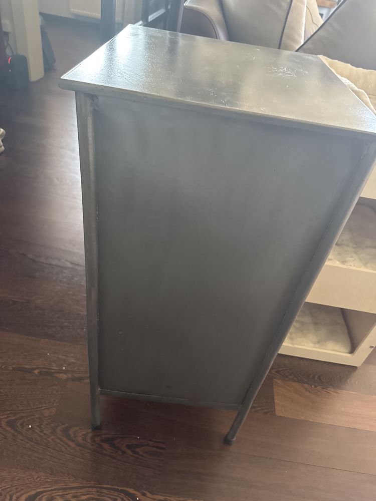 Metalowa szafka w stylu loft – industrialny design