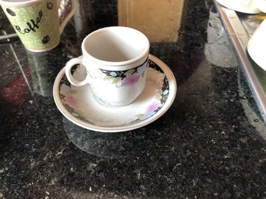conjunto pires e chavena para cafe branco preto e florido