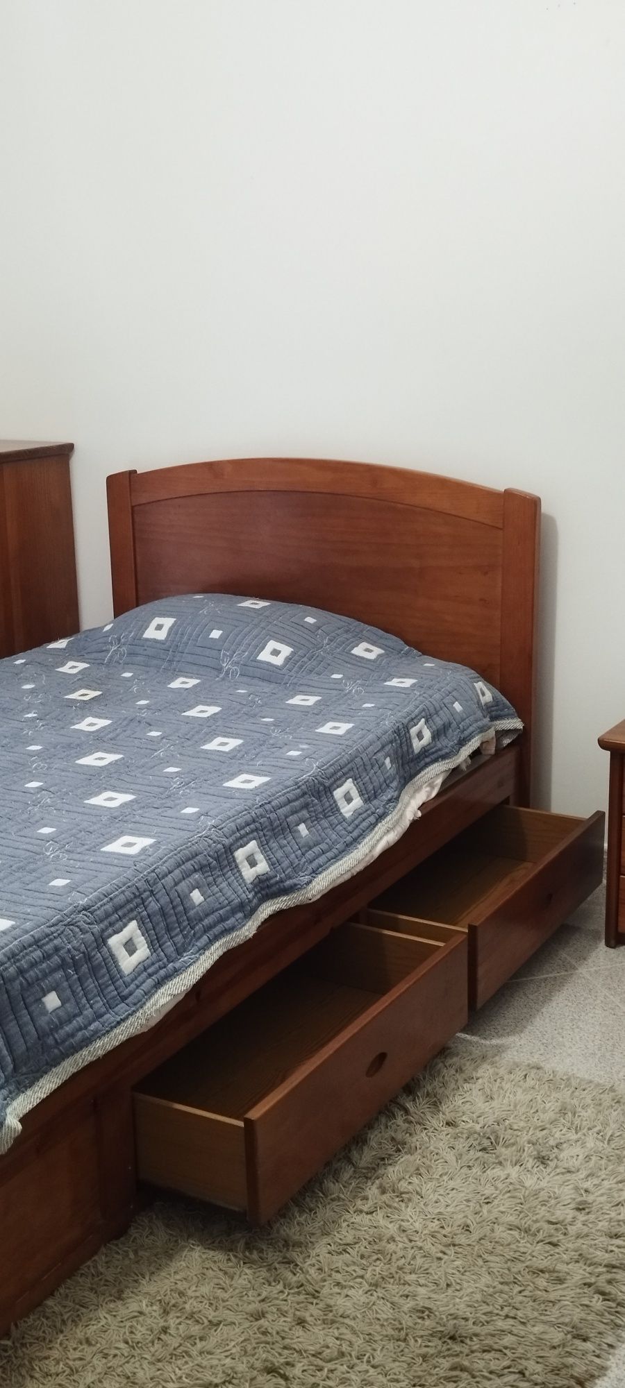 cama solteiro e mesa de cabeceira