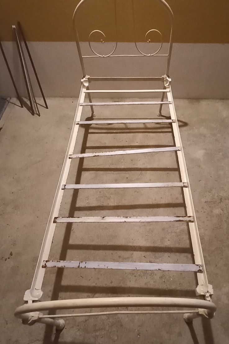 Cama de ferro com colchão