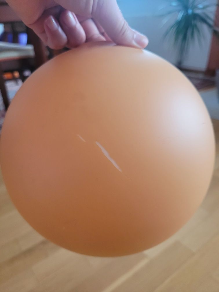 Pomarańczowy klosz na lampę.
