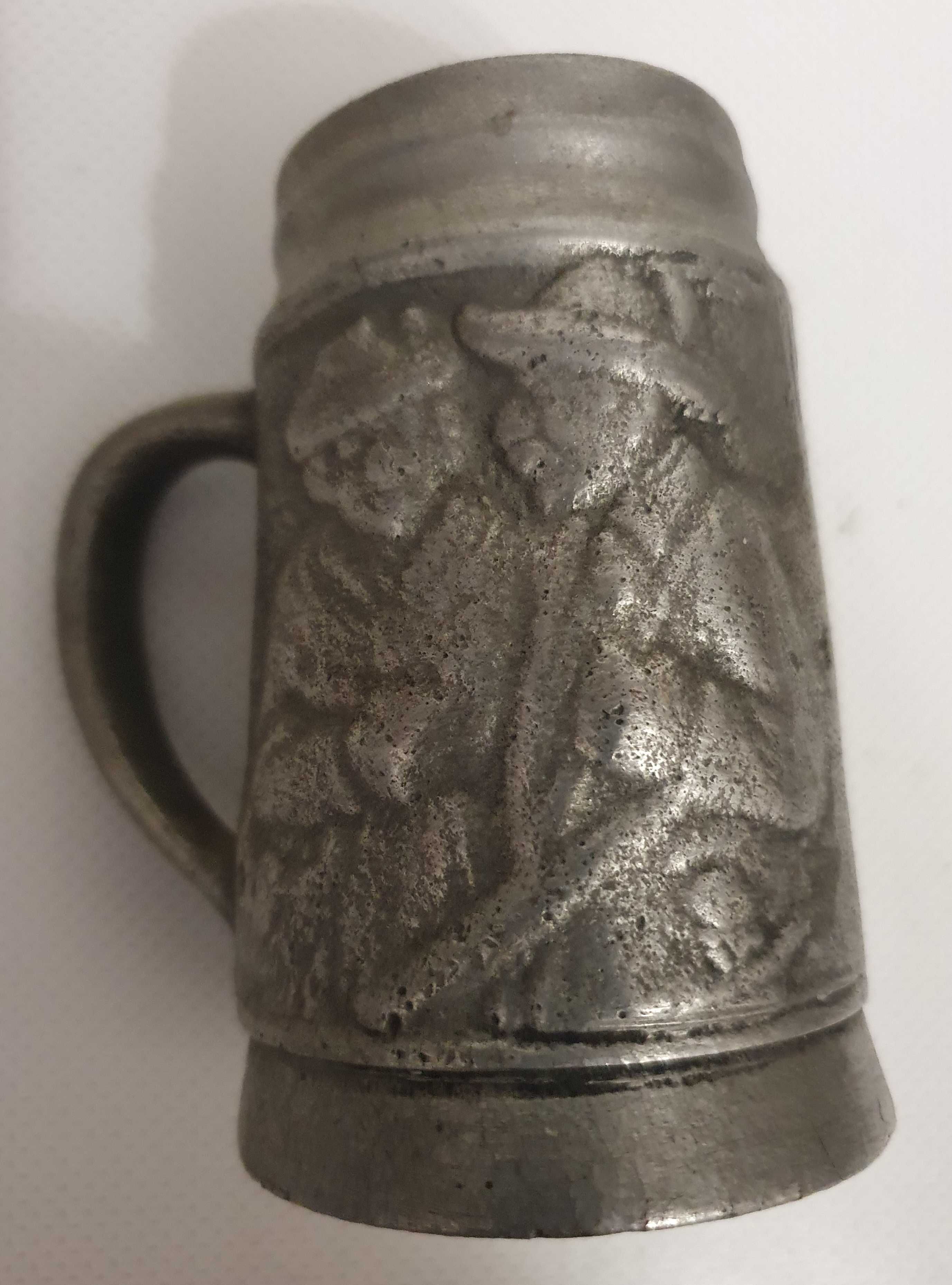 Caneca decorativa em estanho, com motivos de caça - vintage