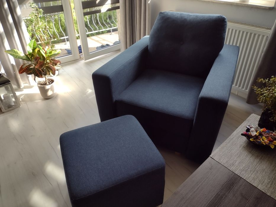 fotel z pufą granatowy
