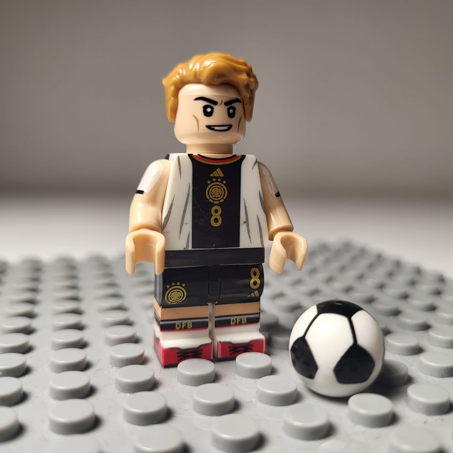 Toni Kroos | Niemcy | Gratis Naklejka Lego