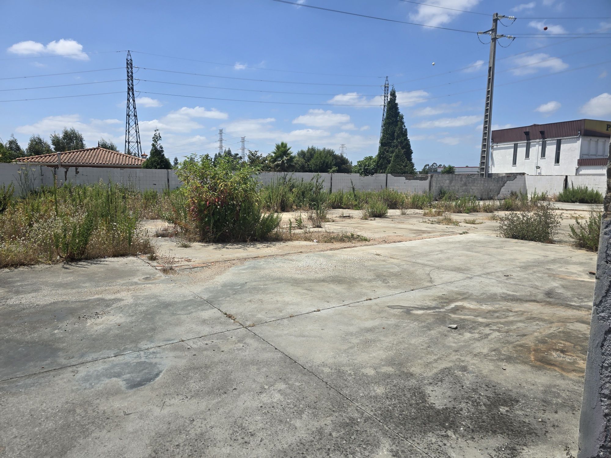 Imovel para comercio com terreno em frente a antiga famel