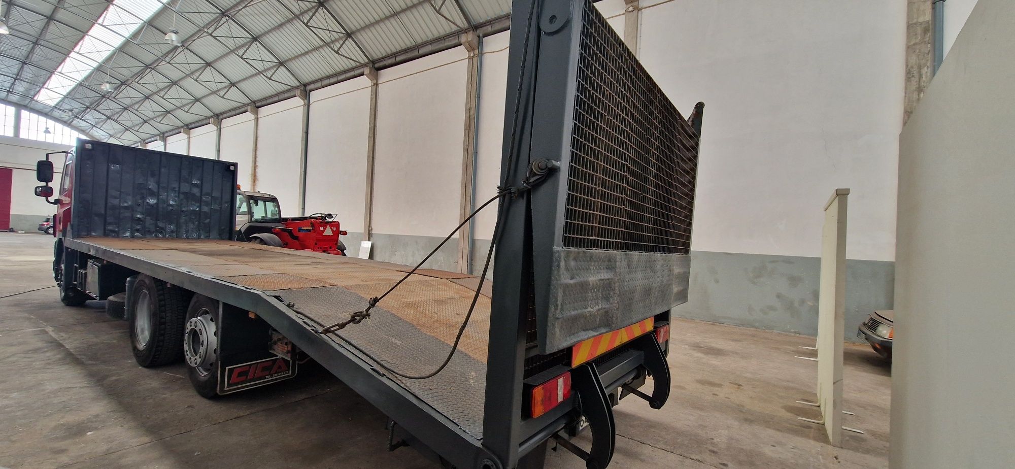 Camiao daf porta maquinas 26ton